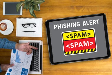 Finansal raporlar ve bir dizüstü bilgisayar, üstten görünüm ile iş yerinde iş ekip eller