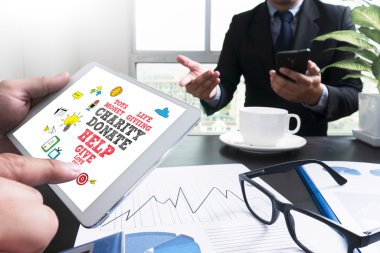 Finansal raporlar ve bir dizüstü bilgisayar, üstten görünüm ile iş yerinde iş ekip eller