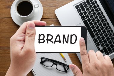 Finansal raporlar ve bir dizüstü bilgisayar, üstten görünüm ile iş yerinde iş ekip eller