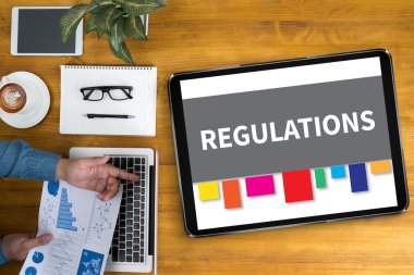 Finansal raporlar ve bir dizüstü bilgisayar, üstten görünüm ile iş yerinde iş ekip eller