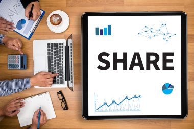 Finansal raporlar ve bir dizüstü bilgisayar, üstten görünüm ile iş yerinde iş ekip eller