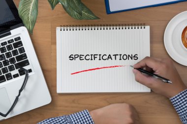 Finansal raporlar ve bir dizüstü bilgisayar, üstten görünüm ile iş yerinde iş ekip eller