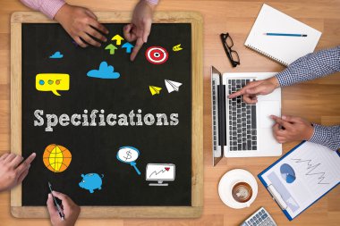 Finansal raporlar ve bir dizüstü bilgisayar, üstten görünüm ile iş yerinde iş ekip eller