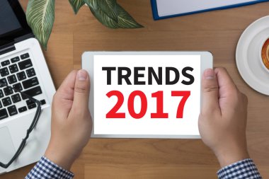 Finansal raporlar ve bir dizüstü bilgisayar, üstten görünüm ile iş yerinde iş ekip eller