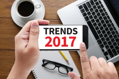 Finansal raporlar ve bir dizüstü bilgisayar, üstten görünüm ile iş yerinde iş ekip eller