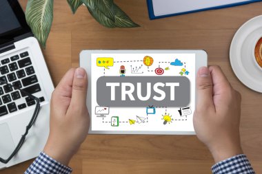 Finansal raporlar ve bir dizüstü bilgisayar, üstten görünüm ile iş yerinde iş ekip eller