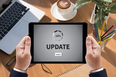 Finansal raporlar ve bir dizüstü bilgisayar, üstten görünüm ile iş yerinde iş ekip eller