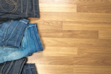 Mavi jeans kahverengi ahşap zemin ve kot denim Col