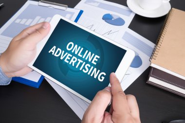 Serbest masaüstü aksesuarları ve mesafe iş araçları, boş ekran dizüstü bilgisayar ve telefon, güneş gözlüğü, kahve ile