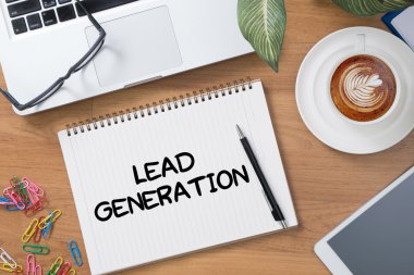 Serbest masaüstü aksesuarları ve mesafe iş araçları, boş ekran dizüstü bilgisayar ve telefon, güneş gözlüğü, kahve ile