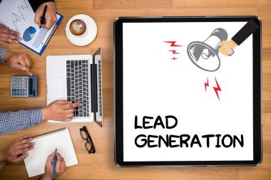 Asansör Pitch Ofis Masası çalışma ve bilgisayar ve nesneleri, kahve, üstten görünüm kullanarak iş adamı