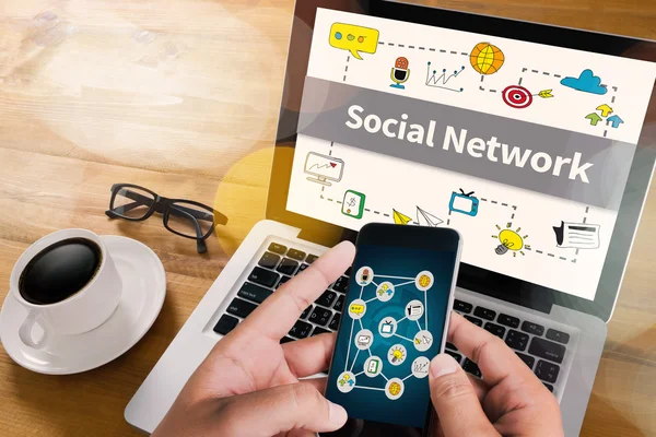 社会网络连接讨论、 商人使用社会网络 — 图库照片