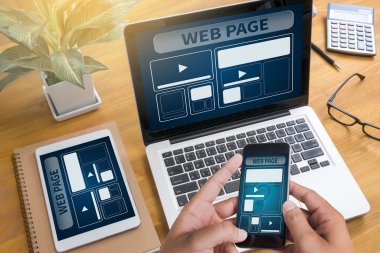 Web Tasarım Şablonu ve web sitesinin Di ile bilgisayarın yakın plan görüntüsü