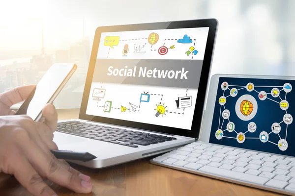 Social Network Connection Discussion, L'homme d'affaires utilise le réseau social — Photo