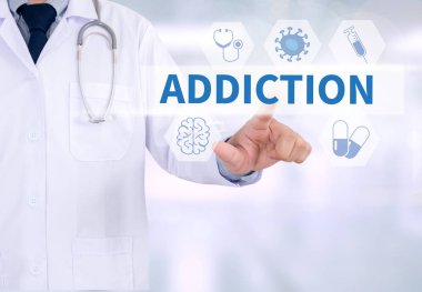 Kuşkulu etik adam dokunmatik bar arama ve iki Ofis Masası çalışma ve bir dijital kullanarak işadamı dokunmatik ekran tablet ve kullanma bilgisayar, üstten görünüm