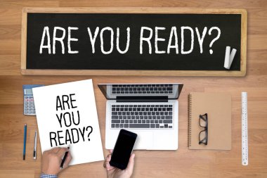 Kuşkulu etik adam dokunmatik bar arama ve iki Ofis Masası çalışma ve bir dijital kullanarak işadamı dokunmatik ekran tablet ve kullanma bilgisayar, üstten görünüm