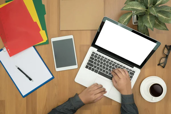 Бизнесмен работает на офисном столе с цифровым планшетом и м — стоковое фото