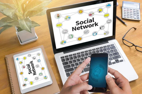 Обговорення соціальних мереж, Бізнесмен використовує соціальну мережу — стокове фото