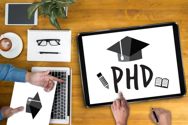 PhD Doctor in de filosofie graad onderwijs afstuderen — Stockfoto