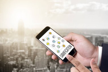 Ofis Masası çalışma ve yüklü kullanarak gamification iş adamı