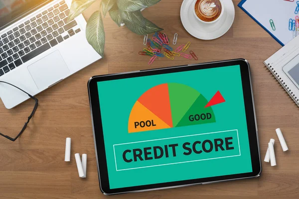 Kredit-Score (Geschäftsmann überprüft Kredit-Score online und fina — Stockfoto