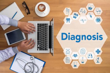 Osteoporoz profesyonel doktor kullanma bilgisayar ve tıbbi malzeme her yerde, masaüstü Üstten Görünüm