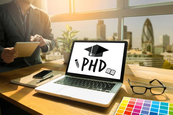 PhD Doctor in de filosofie graad onderwijs afstuderen — Stockfoto