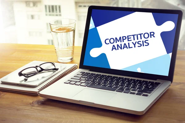 COMPETITOR ANALYSIS and Product life cycle Businessman plan — Stock Photo, Image