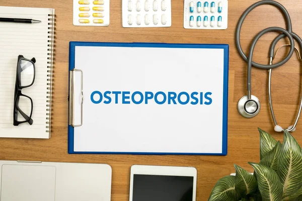 OSTEOPOROSIS Médico profesional utiliza equipo informático y médico de todo, vista superior de escritorio — Foto de Stock