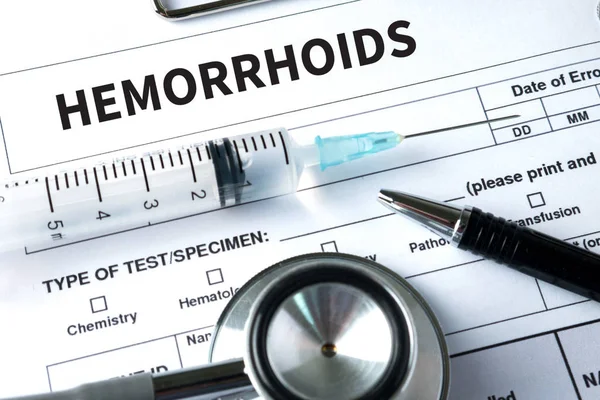 HEMORROIDES CONCEPTO Diagnóstico - Hemorroides. Informe médico con —  Fotos de Stock