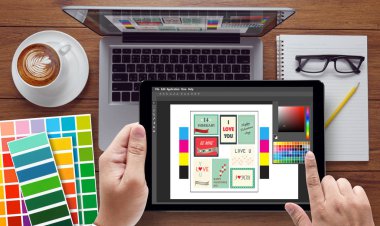  İş başında yaratıcı tasarımcı grafik tasarımcı. Renk renk örneği örnek