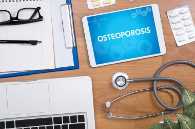 Osteoporoz profesyonel doktor kullanma bilgisayar ve tıbbi malzeme her yerde, masaüstü Üstten Görünüm