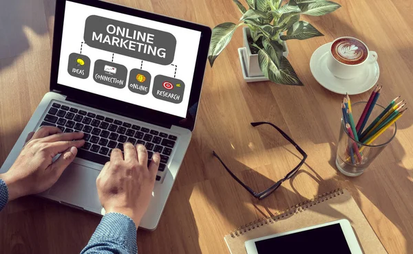 ONLINE MARKETING male student typing on computer sitting at wood — Stock Photo, Image