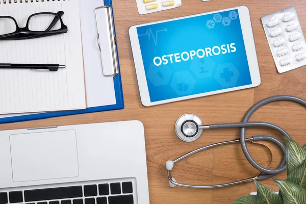 Osteoporoza profesjonalny lekarz używać komputera i sprzętu medycznego, dookoła, widok z góry pulpitu — Zdjęcie stockowe