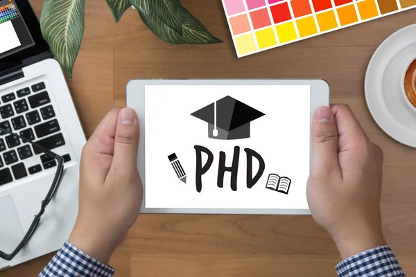 PhD Doctor in de filosofie graad onderwijs afstuderen — Stockfoto