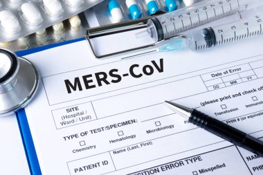 Osteoporoz profesyonel doktor kullanma bilgisayar ve tıbbi malzeme her yerde, masaüstü Üstten Görünüm