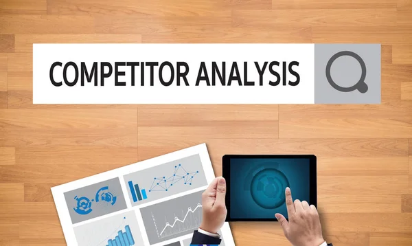 COMPETITOR ANALYSIS and Product life cycle Businessman plan — Stock Photo, Image