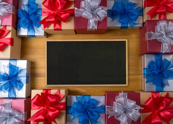 Vak cadeau en klein cadeautje verpakt, presenteert en Kerstmis, blan — Stockfoto