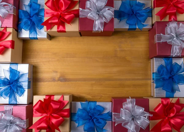 Vak cadeau en klein cadeautje verpakt, presenteert en Kerstmis, cadeau — Stockfoto
