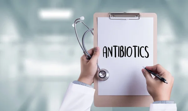 CONCEPTO ANTIBIOTICO y Antibióticos - Diagnóstico Impreso — Foto de Stock
