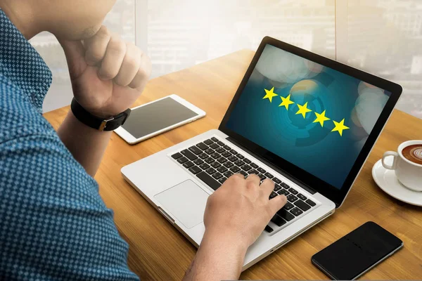 Zakenman houden vijf sterren rating, Review, rating te verhogen of — Stockfoto