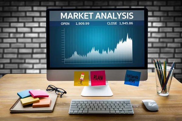 El hombre analiza el mercado de la informática ANÁLISIS DE MERCADO, negocio T — Foto de Stock