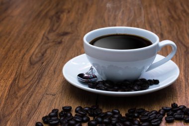 Kahve ve kahve çekirdekleri masada, kırmak veya Kahvaltı