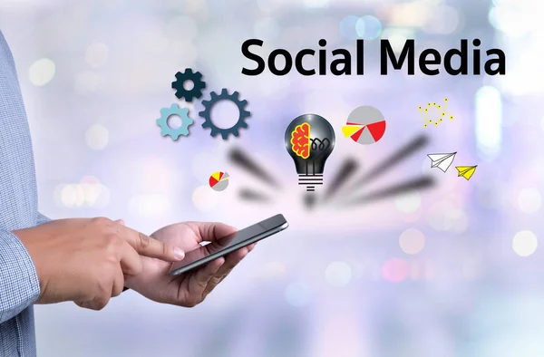 Mensen gebruiken verbinding maken en delen, Social Media, digitale tablet — Stockfoto
