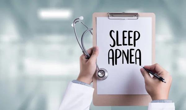 Апноэ во сне с помощью CPAP, машина SLEEP APNEA, диагностика сна — стоковое фото
