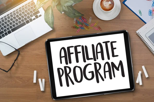 Affiliate Program átgondolt férfi, akit keres, hogy a digitális — Stock Fotó