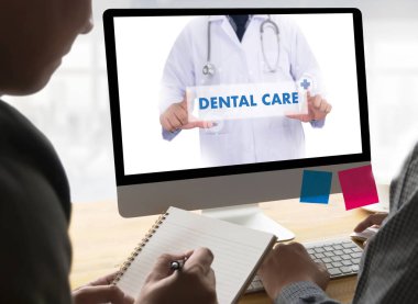 Güzel kadınla diş diş fırçası, sağlıklı gülümseme ve