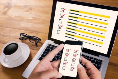 İş adamı SURVEY ve Sonuçlar Analiz Keşif Kavramı