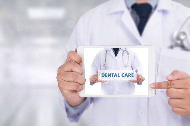 Güzel kadınla diş diş fırçası, sağlıklı gülümseme ve