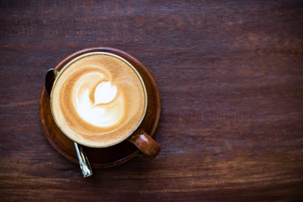 Vit kopp kaffe på vintage trä. Ovanifrån, cup på trä t — Stockfoto